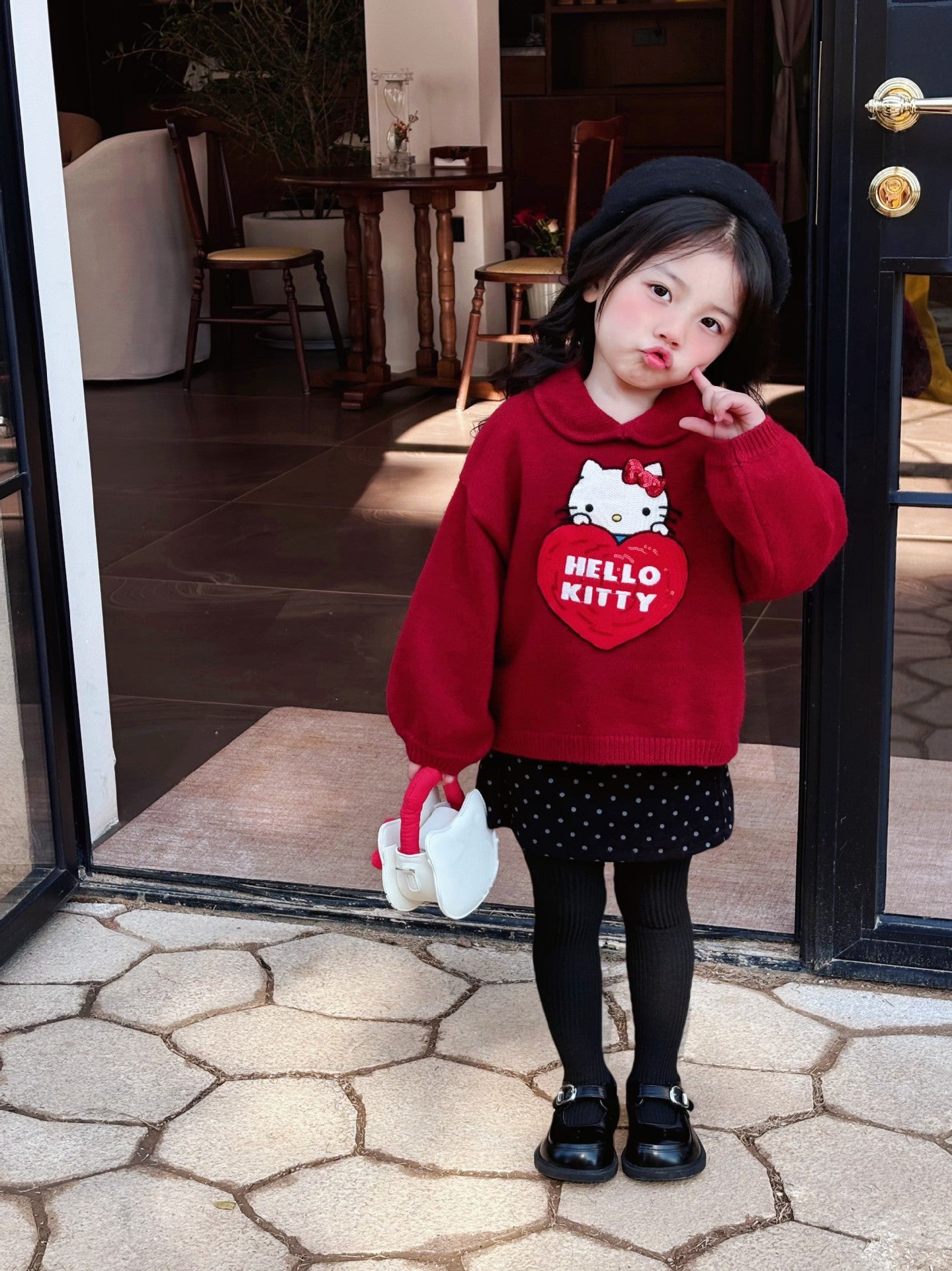 Ensemble chic Hello Kitty : ensemble pull rouge et jupe à pois noirs