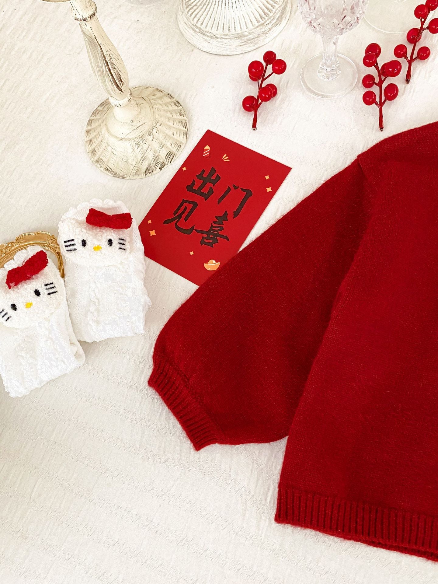Ensemble chic Hello Kitty : ensemble pull rouge et jupe à pois noirs
