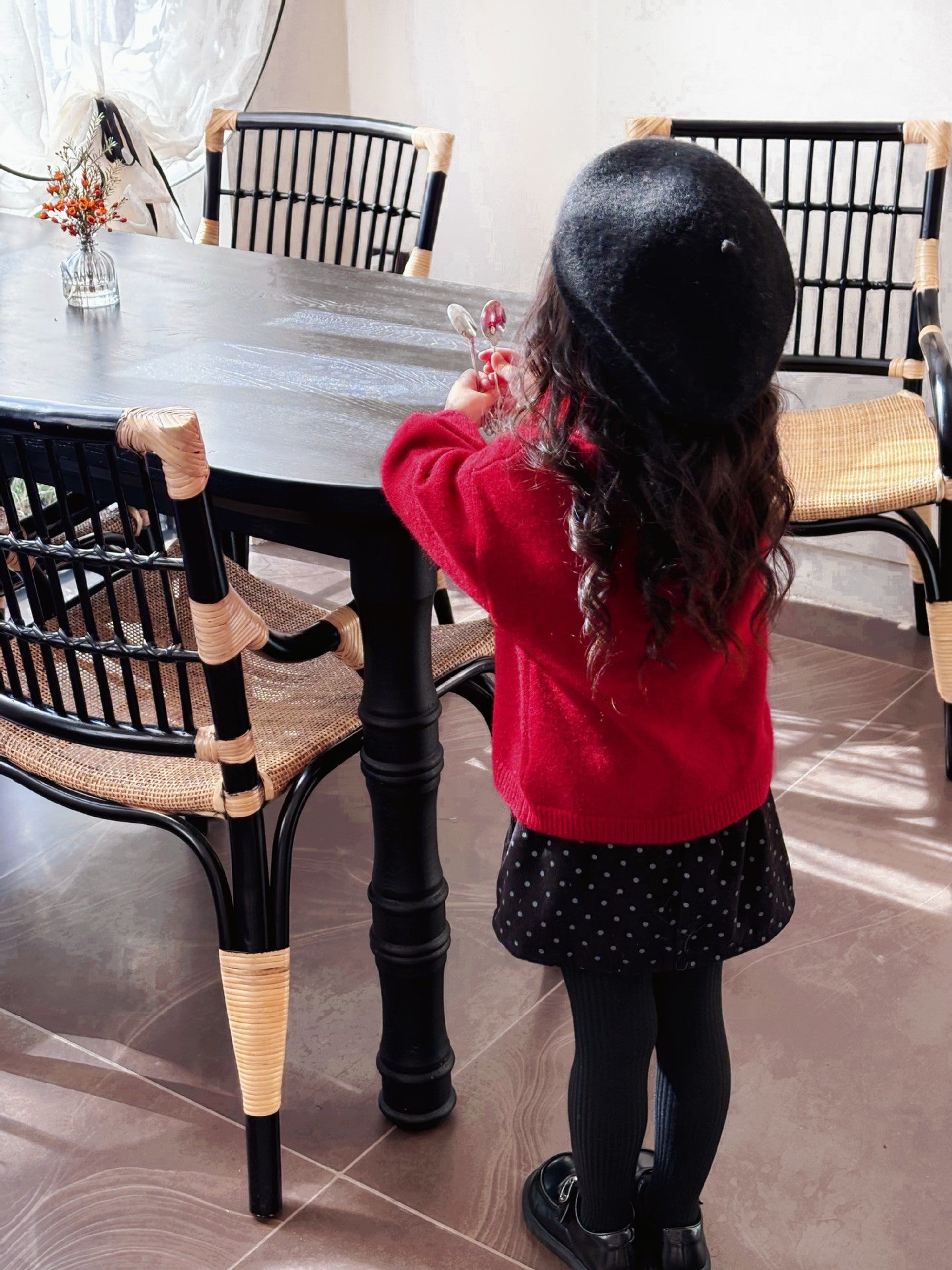 Ensemble chic Hello Kitty : ensemble pull rouge et jupe à pois noirs