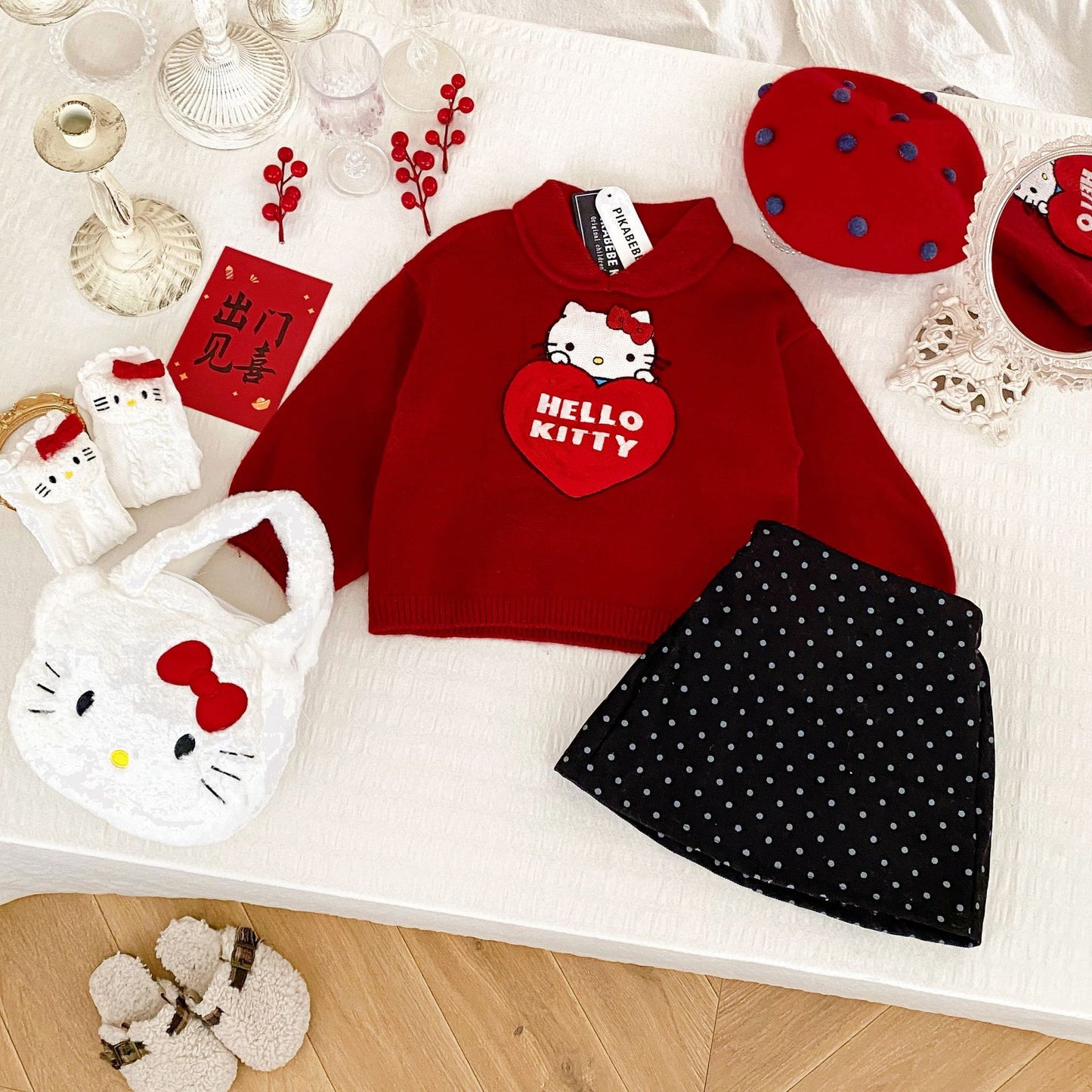 Ensemble chic Hello Kitty : ensemble pull rouge et jupe à pois noirs