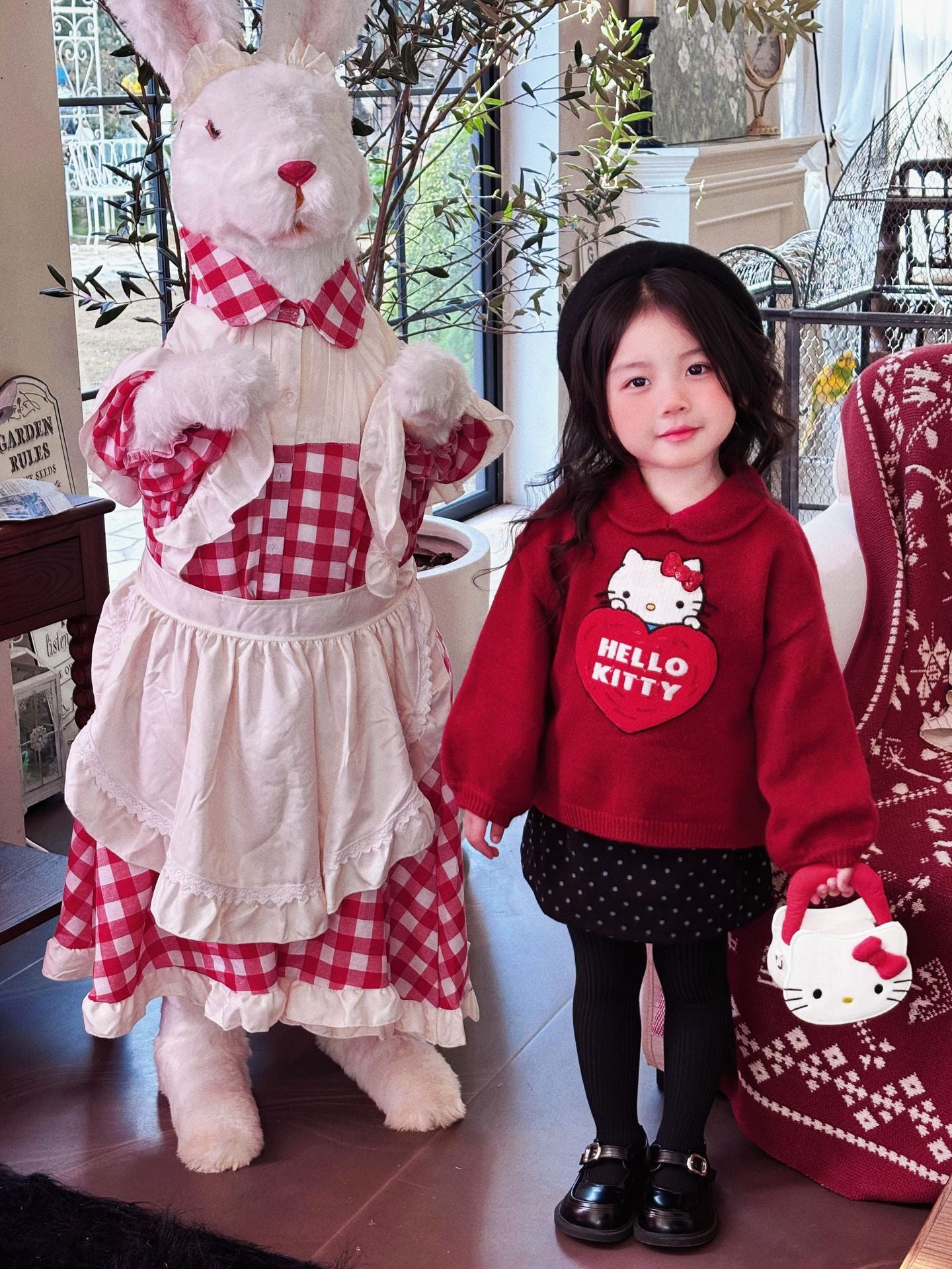Ensemble chic Hello Kitty : ensemble pull rouge et jupe à pois noirs
