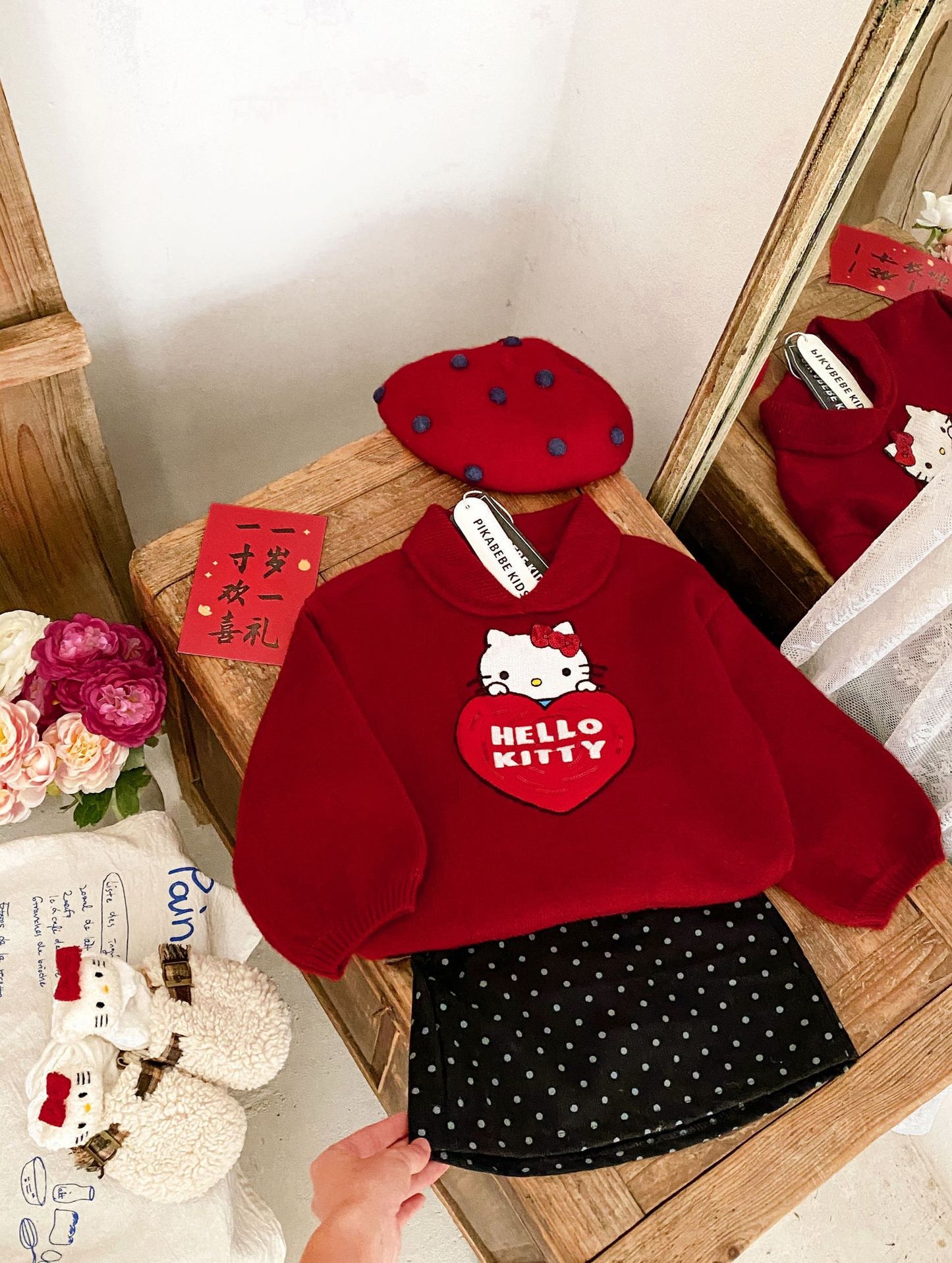 Ensemble chic Hello Kitty : ensemble pull rouge et jupe à pois noirs