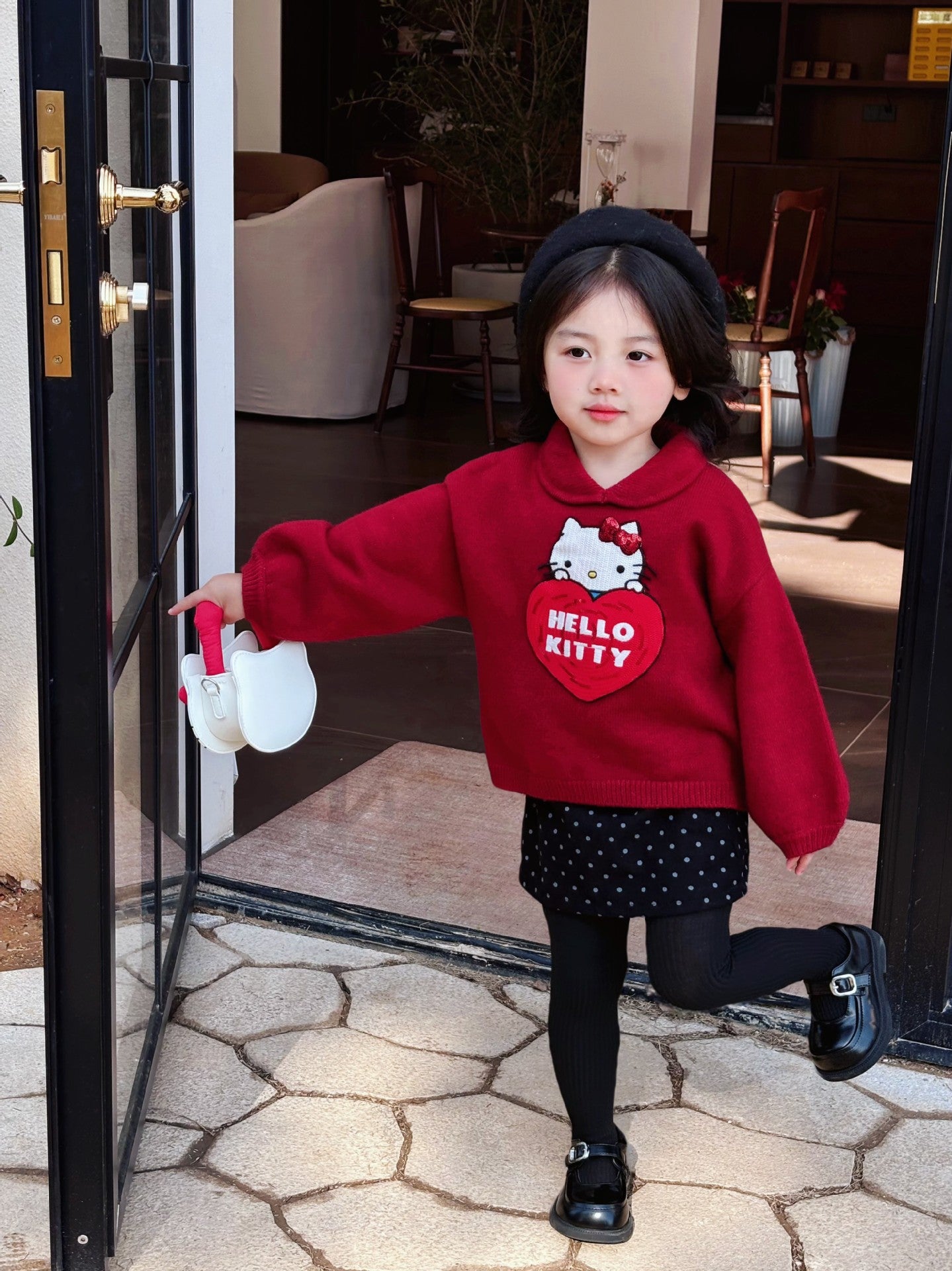 Ensemble chic Hello Kitty : ensemble pull rouge et jupe à pois noirs