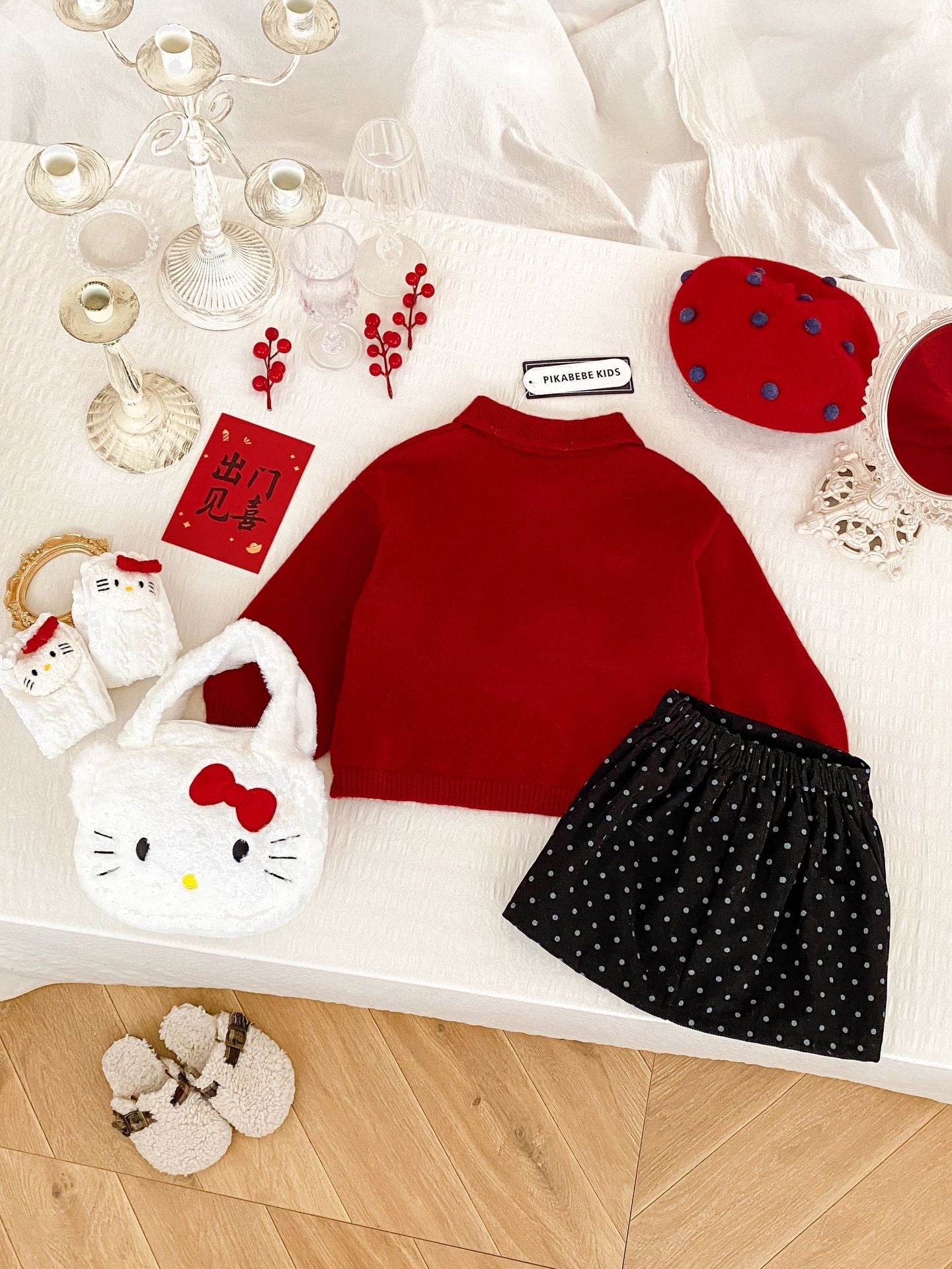 Ensemble chic Hello Kitty : ensemble pull rouge et jupe à pois noirs