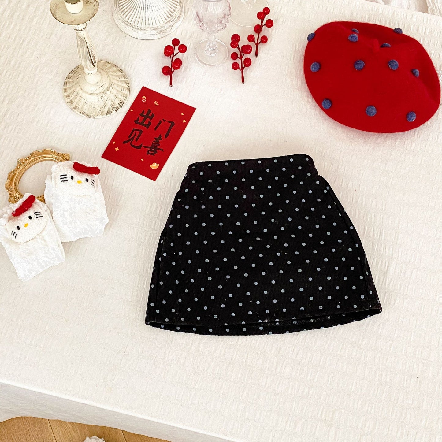 Ensemble chic Hello Kitty : ensemble pull rouge et jupe à pois noirs