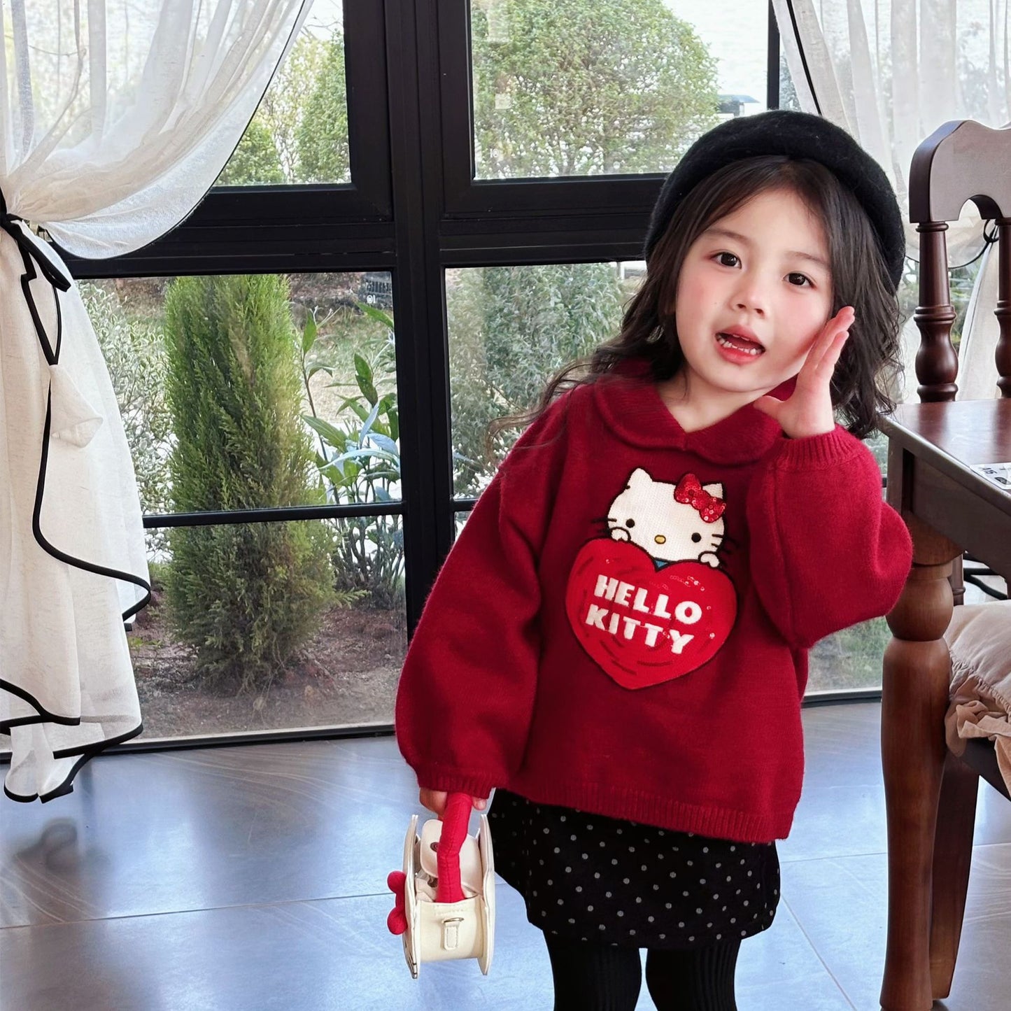Ensemble chic Hello Kitty : ensemble pull rouge et jupe à pois noirs