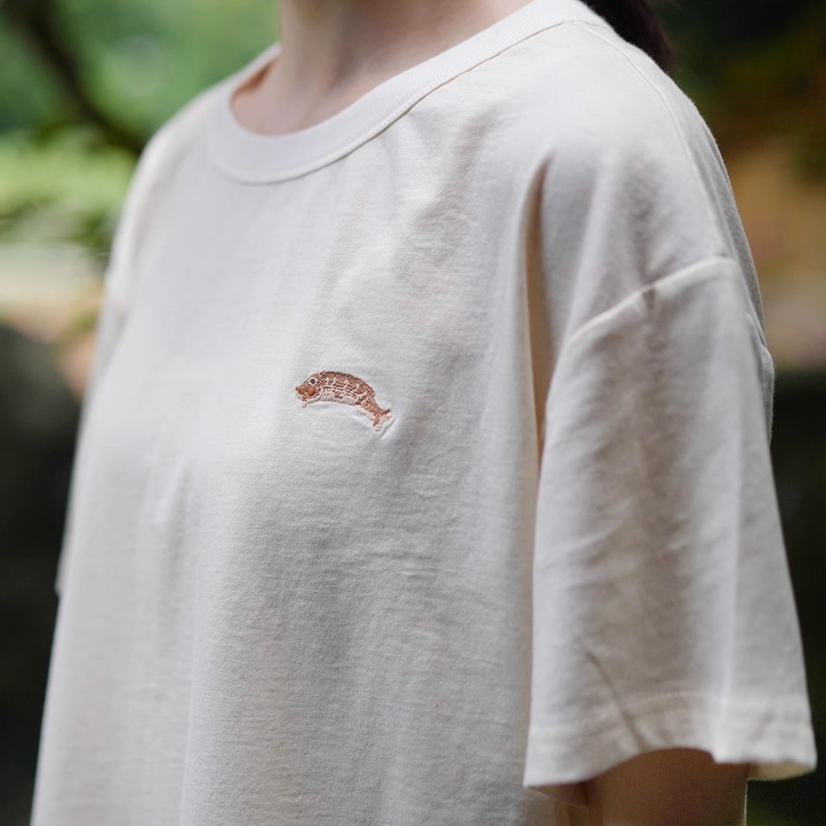 T-shirt en coton MaNa avec broderie petit poisson